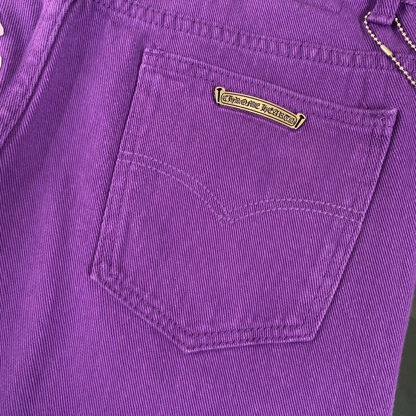 P240 CH Chromehearts 2025 new limited edition black and pink cross leather couple style washed loose purple jeans 💜 Top quality ceiling quality styles with different washed textures, very friendly to people with thin legs and thick legs. The straight and loose version is very flattering to the leg shape. Timeless and moderate length, easy to match with casual, basic styling for various styles, a must-have in the wardrobe! The fabric is stiff but also makes the upper body soft without losing texture. The washing process is even more perfect. It is a must-have item for everyone! ! ! Washed wheat, hang tag, pants label, three labels complete Color: Purple Size: 28, 30, 32, 34
